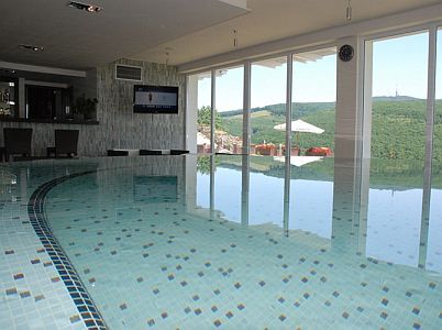 Piscina interna nel centro benessere dell'Hotel Ozon - hotel a Matrahaza offrendo aria montanina