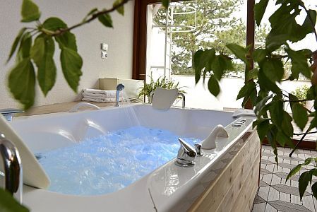 Hotel Residence Siofok - hotelkamer met jacuzzi in Siofok bij het Balatonmeer - actieprijzen en speciale aanbiedingen