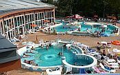 Hotel Corvus Aqua odkryty basen na weekend wellness w Gyoparosfurdo