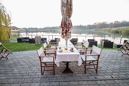 Café de l'hôtel Corvus Aqua avec vue panoramique sur le lac Gyoparos