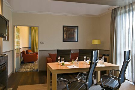 Hotel Andrássy Budapest　-　ホテル　アンドラ－シ　ブダペストのスイ-トル-ムのミ-ティングル-ム。英雄広場の近くにございます。