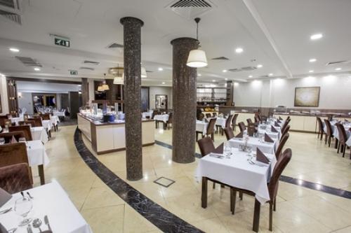 Salle de mariage dans l'élégant restaurant du Colosseum Hotel