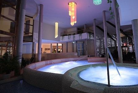 Colosseum Hotel 4* basen termalny dla miłośników wellness w Morahalom