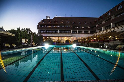 Hotel Sopron - in Sopron, geheiztes Außenschwimmbecken