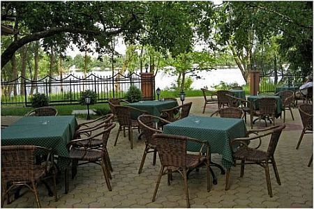 Alfa Art Hotel - terraza con vista panorama a rio Danubio