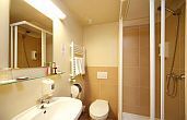 Hotel Erzsebet Kiralyne Godollo - baño bonito y elegante en Godollo