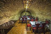Patak Park Hotel - hotellets vinkällare med vinsmakning nära till Budapest i Visegrad