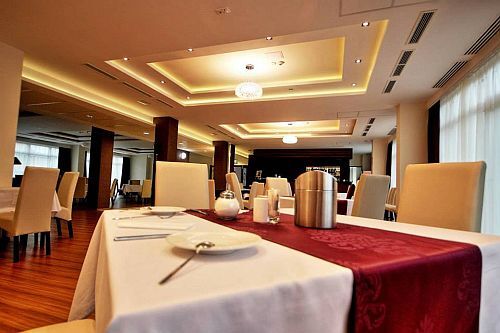 Restaurantul din hotelul Aurora într-un mediu elegant în Miskolctapolca