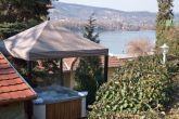 Jacuzzi im Freien mit Panorama auf die Donau in Hotel Var und Schlosshotel