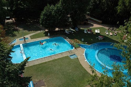 Piscines extérieures dans l'Hôtel Szindbád á Balatonszemes