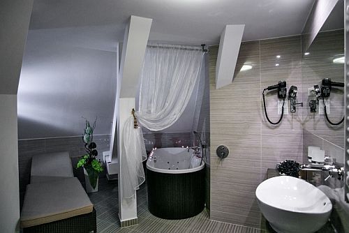 Apartament z jacuzzi dla nowożeńców w Hotelu Grnad Glorius 