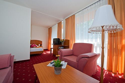 Hotel Napfény in Balatonlelle, specialerbjudande hotel i Balatonsjö