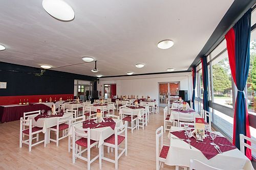 Prima colazione e cena nel ristorante dell'Hotel Napfeny a Balatonlelle