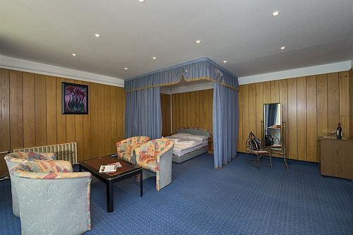 Familia Hotel Balatonboglár, Lake Balaton habitaciones con descuentos con media pensión
