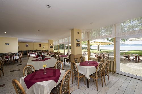 ホテルファミリアホテルバラトン湖の美しい広々としたレストラン、パノラマ