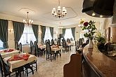 Restaurangen i Hotel Gosztola  i Gosztola i romantisk miljö