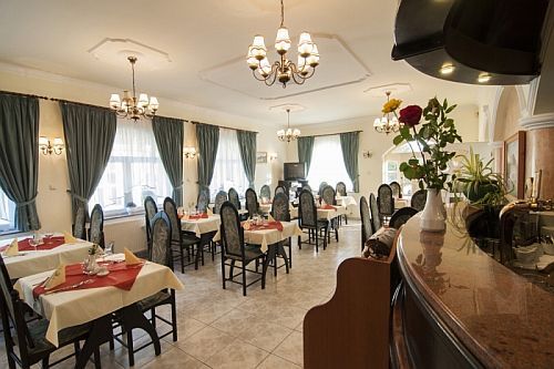 Restaurantul din hotelul Gosztola Gyongye într-o atmosferă romantică în Gosztola