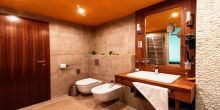 Elegant bathroom in Hotel Castellum in Holloko