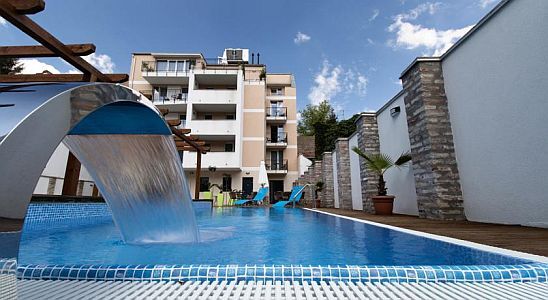 Hotel Auris Szeged Piscine extérieure de l’Hôtel Auris au centre de Szeged avec des services de bien-etre en réduction