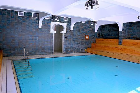 Hotel Tündérkert Noszvaj - binnenzwembad in het wellnesscentrum