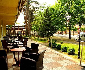 Cafeneaua Hotelului Nostra din Siofok, la 100 m de Balaton.