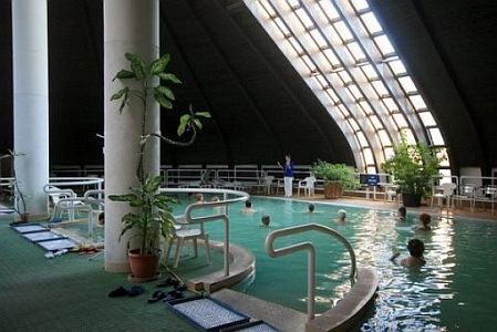 Basen spa i basen leczniczy w Harkány w Szpitalu Hotelu Psoriasis Centrum