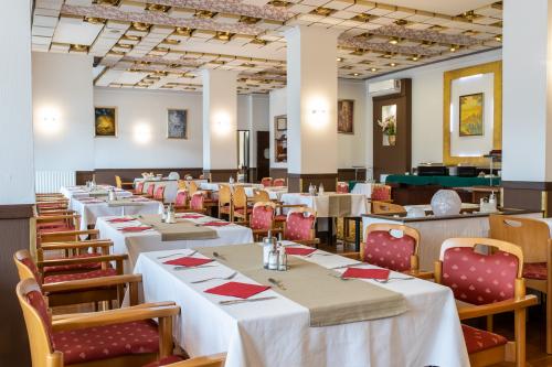 Árpád Hotel Tatabánya – Restauracja w Hotelu Árpád w Tatabánya w ładnej okolicy