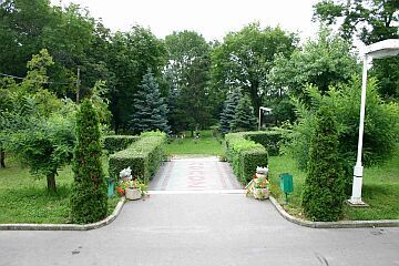 Hotel Reginaの公園でテニスコ―トと駐車場と休み所があります – Budapest