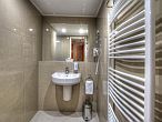 Hotel Anna Budapest - красивая новая чистая ванная комната в Буде