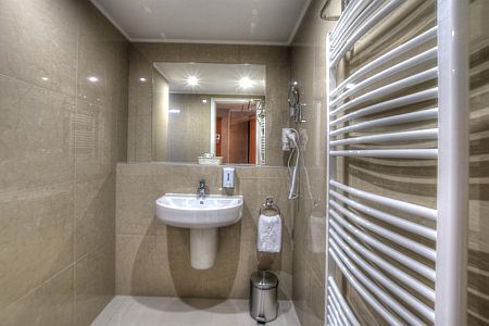 Hotel Anna Budapest - красивая новая чистая ванная комната в Буде