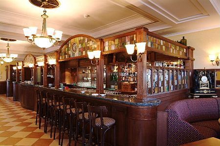 Budapest Danubius hotel Gellert -ホテルでレストランとコ―ヒ―店とバ―が色々あります