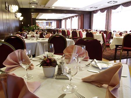 Elegancka restauracja przy zamku w Budapeszcie w Hotelu Budapest