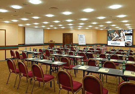 Danubius Hotel Budapest near to city centre - 4 star conferenc hotel provides meeting room in Budapest - Cylindrical hotel in Budapest conference hotel Hotel Budapest City Hotel