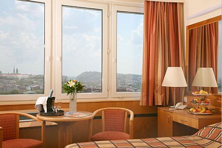 Danubius hotel in Budapest - Sonniges double room with panorama view to Castle Hill - Hotel Budapest City Hotel provides room with scenic view