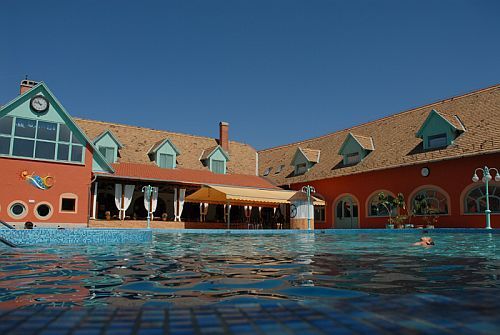 L'Hôtel Termal Liget avec 3 étoiles - l'hébergement près de Budapest à la ville Érd - le bain thermal extérieur