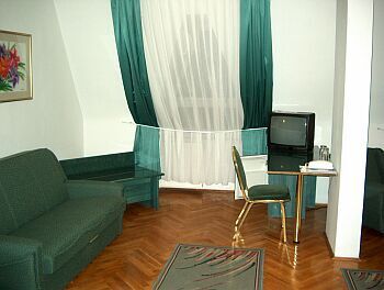 Minibar, télévision couleur, téléphone dans la chambre de l'hôtel Bara á Budapest