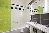 Ibis Styles Budapest Center - ブダペストの4つ星ホテルのアメニティ－の整った浴室