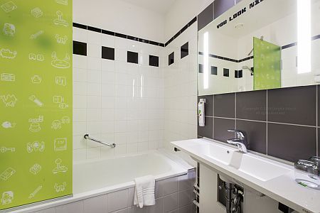 Ibis Styles Budapest Center- el baño del Hotel Mercure Budapest con paquete higiénico