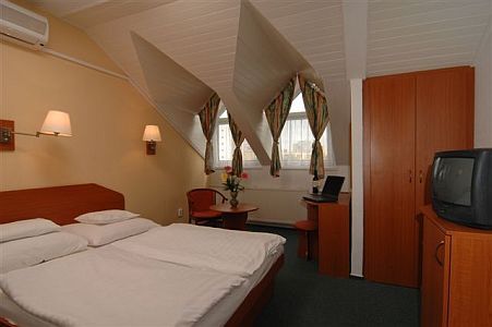 Akciós szabad kétágyas szoba a Wellness Hotel Flórában Egerben***