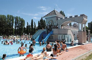 Plage w pobliżu hotelu Flora w Egerze z wejściem do spa