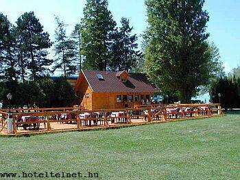 Hotel Club Aliga Balaton - Parque y terraza