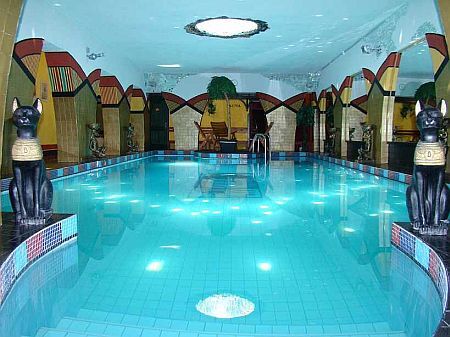 Piscină excluzivă în hotel de wellness de 4 stele în Ungaria-Janus Atrium Hotel