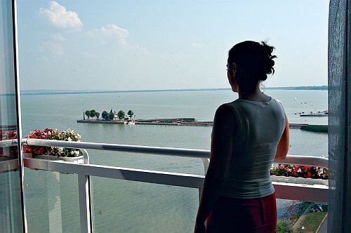 Panorama du lac Balaton depuis la terrasse de l'hôtel Helikon