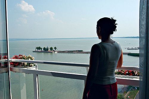 Panorama Balatonu z tarasu hotelu Helikon