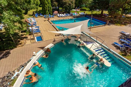 Hotel Ensana en Sárvár con piscinas termales