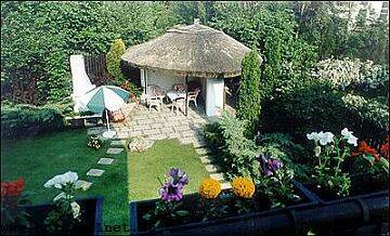 Le jardin romantique de l'hôtel Korona Pension à Buda