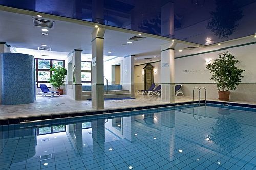 Week-end wellness en Hongrie - la piscine de l'hôtel Löver 3 étoiles